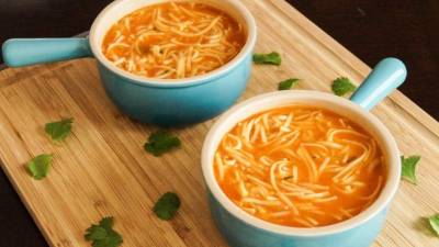 Al servir la sopa de fideos, adornar con un poco de cilantro.