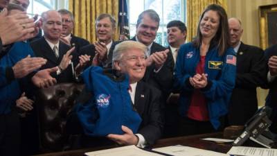El presidente Trump recibió una chaqueta de astronauta tras la firma de la nueva ley que beneficia a la NASA.