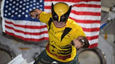 Hoy la tripulación de la Estación Espacial Internacional (EEI) celebró Halloween desde las alturas.El estadounidense Mark T. Vande hizo su versión espacial de Wolverine, cuyos nudillos son cucharas, dado que en el espacio no se pueden tener objetos punzantes.