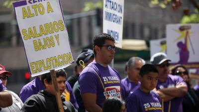Trabajadores hispanos apoyan una marcha en favor del alza al salrio mínimo en la ciudad de Oakland (California). Foto: AFP