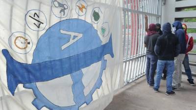 Los edificios de la Universidad se mantienen tomados por un pequeño grupo de estudiantes.