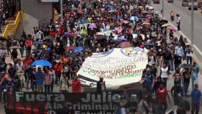 Estudiantes y miembros de la resistencia marcharon desde la Unah hasta el Congreso Nacional.