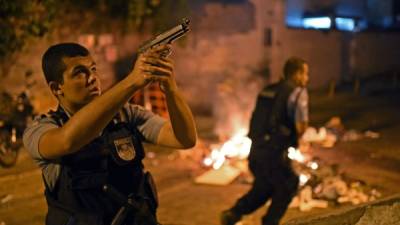 Policías de la fuerza especial trataron de normalizar la situación en Copacabana.