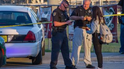 Fotografía de archivo de varios oficiales de la policía en el lugar donde se encontraron restos humanos.