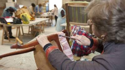 Hágale una limpieza profunda a los muebles antes de repararlos.