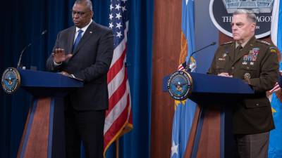 El secretario de Defensa, Lloyd Austin (i), y el jefe del Estado Mayor Conjunto, general Mark Milley (d), durante una rueda de prensa sobre Rusia y Ucrania