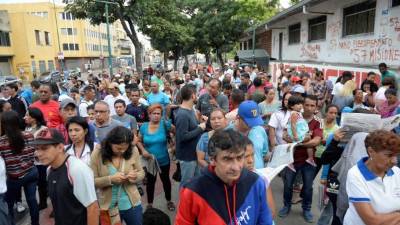Multitudes de personas se concentran para votar.