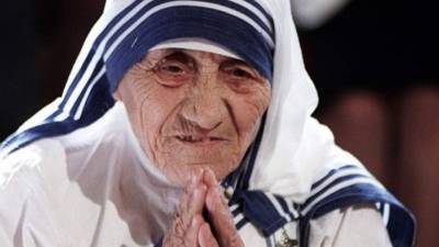 El sari o hábito de la Madre Teresa es blanco (símbolo de la pureza) con tres ribetes azules que representan la pobreza, la castidad y la obediencia.