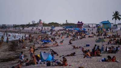 La gente se relaja en la playa de Miami Beach, Florida, el 28 de julio de 2020, en medio de la pandemia de coronavirus. AFP