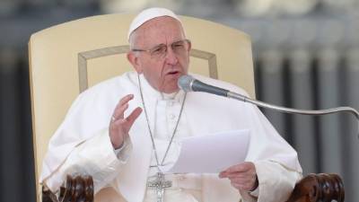 El papa Francisco lamentó hoy la situación de los refugiados que permanecen bloqueados en las fronteras entre países y aseguró que le complace ver a los gobernantes que 'abren las puertas' a estas personas.