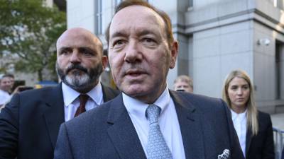 Cinco años después de que las acusaciones de conducta sexual inapropiada pusieran fin a su carrera en Hollywood, Kevin Spacey compareció ante un tribunal de Nueva York para enfrentar una demanda civil presentada por el actor Anthony Rapp, quien acusa al deshonrado ganador del Oscar de agredirlo cuando era adolescente, en 1986.