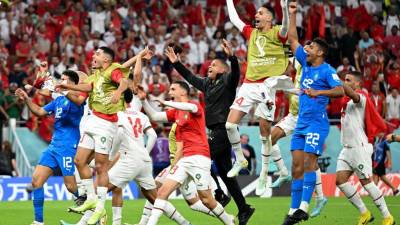 Jugadores de Marruecos celebraron el triunfazo con sus aficionados.