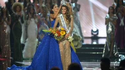 La Miss Universo 2017, la francesa Iris Mittenaere Druart, es coronada por la saliente soberana Pia Wurtzbach.