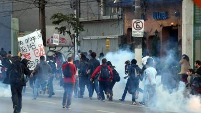La Policía dispersó a los manifestantes con gases lacrimógenos.