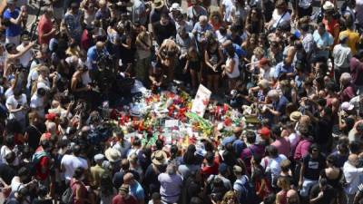 Miles de personas le rindieron homenaje a las víctimas de la tragedia en Barcelona.