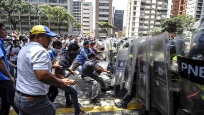 La policía venezolana reprime una protesta de la oposición en Caracas. AFP.