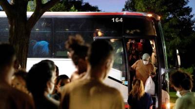 Texas ha enviado en las últimas semanas a miles de inmigrantes hacia Nueva York y Washington D.C. en autobuses.