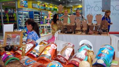 Artesanas de San Pedro Sula exponen sus productos como manualidades y bisutería.