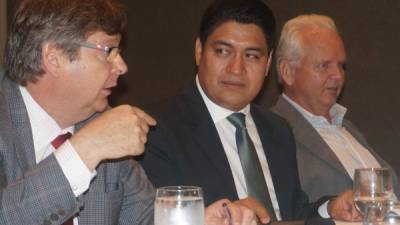 El director de la GIZ en Honduras, Hans-Peter Debelius; Misael León, del ICF, y por el programa Clifor, Gunter Simon.