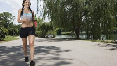 Caminar es una actividad que ayuda a quemar calorías y a bajar de peso.
