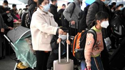 Los pasajeros con máscaras faciales esperan sus trenes en la estación ferroviaria de Changsha en Changsha, provincia central de Hunan, China el 10 de marzo de 2020. El presidente chino, Xi Jinping, llegó a Wuhan el 10 de marzo para su primera visita al epicentro de la epidemia de coronavirus desde que estalló la crisis. en enero, una señal importante de que los funcionarios creen que el brote está bajo control. / AFP / Noel Celis