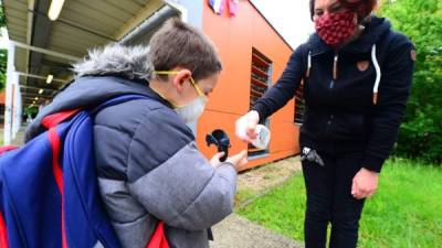 Tras dos largos meses de confinamiento, millones de niños y adolescentes franceses regresaron este martes a las aulas con estrictas medidas de bioseguridad ante el temor latente de un rebrote de coronavirus.