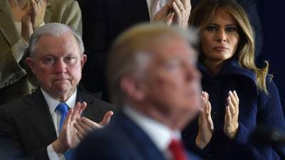 La primera dama estadounidense, Melania Trump, observa un discurso de su esposo, el presidente Donald Trump, en New Hampshire.//AFP.