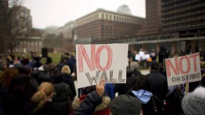 Trabajadores federales en Philadelphia se manifestaron contra el magnate exigiendo que reabra el Gobierno./AFP.