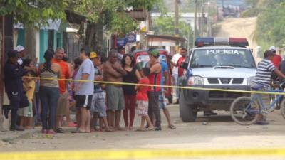 El cuerpo de la víctima quedó frente a su vivienda.