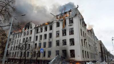 Imagen referencial muestra la escena de un incendio en un edificio tras bombardeo de Rusia en Ucrania, el 2 de marzo de 2022. (Foto de Sergey BOBOK / AFP)
