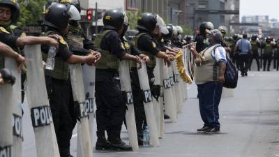 La policía peruana mantiene rodeado el Congreso disparando las tensiones en Lima.