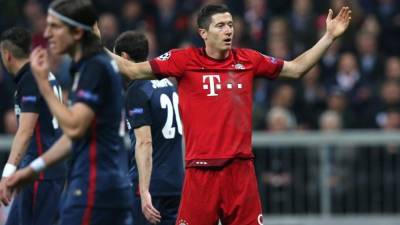 Lewanowski anotó pero al final no le ajustó . Foto EFE/Daniel Karmann