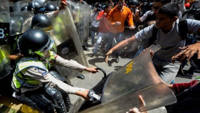 Los opositores al Gobierno del presidente venezolano Nicolás Maduro salieron hoy a las calles para rechazar el 'golpe de Estado' contra el Parlamento, que controla la oposición.