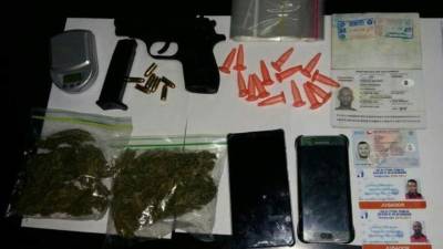 A los jugadores se les decomisó drogas y una pistola.