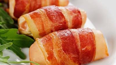 Pollo envuelto en tocino con miel y mostaza.