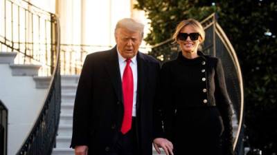 Melania Trump no pudo ocultar su rostro de felicidad al abandonar esta mañana la Casa Blanca junto a su esposo, el presidente saliente Donald Trump, para empezar su nueva vida como exprimera dama de Estados Unidos en su mansión de Florida.
