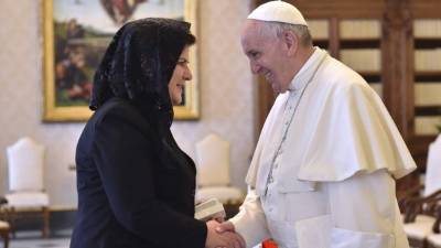 La ministra de Polonia Beata Szydlo al ser recibida por el Papa Francisco. Foto: AFP