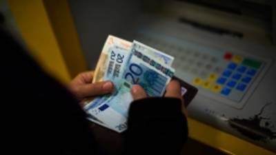 Una mujer sostiene billetes de euros después de retirar su dinero de un cajero automático en Barcelona, España, el miércoles 23 de enero de 2013. La recesión de España profundizó en el cuarto trimestre de 2012, cuando la economía se contrajo un 0,6 por ciento en comparación con el período anterior de tres meses , de acuerdo con estimaciones preliminares del Banco de España el miércoles. (AP Photo / Emilio Morenatti)
