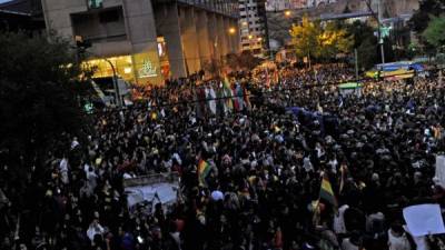 Violentas protestas se desataron en las principales ciudades de Bolivia luego de que las autoridades electorales, sin explicación alguna, reanudaron el lunes por la noche el recuento de votos interrumpido el pasado domingo tras las elecciones presidenciales.