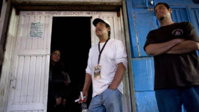 Imagen de varias personas que residen en un hotel abandonado en Mexicali (México) que hace algunos meses el grupo en defensa de los migrantes e indigentes 'Ángeles sin Fronteras' rentó con la idea de renovarlo y proveer refugio para el creciente número de indigentes. EFE