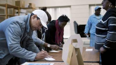Miles de hispanos acudieron hoy a los centros de votación a lo largo de Estados Unidos, para las elecciones legislativas.