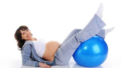 La embarazada debe hacer ejercicio para mantenerse saludable.