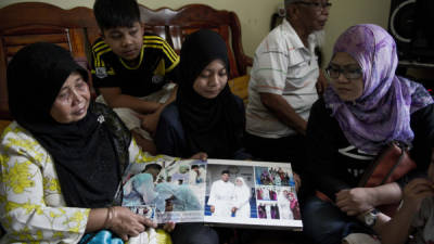 Desconsolados y esperando noticias están los habitantes de Malasia por esta tragedia.
