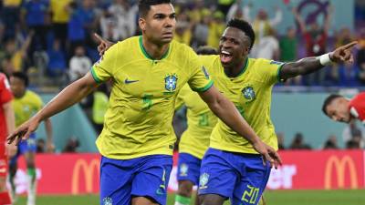 Casemiro se puso el traje de héroe en la selección de Brasil al marcar el gol de la victoria.