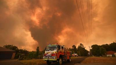 El fuego también obligó a cortar algunas de las principales carreteras de la zona. Fotos: AFP