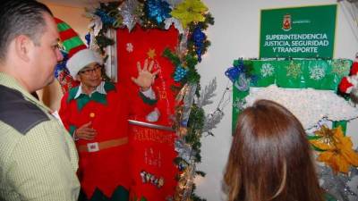 Roberto Romero Luna se vistió ayer de duendecillo y recibió un premio de L10 mil a nombre de su dependencia.