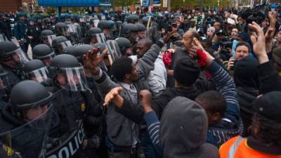 Los enfrentamientos contra la policía de Baltimore iniciaron tras el funeral de Freddie Gray.