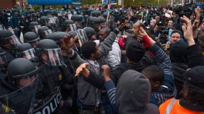 Los enfrentamientos contra la policía de Baltimore iniciaron tras el funeral de Freddie Gray.