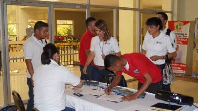 écnicos inscribiéndose en los talleres.