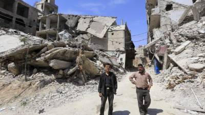 Estados Unidos, junto a dos de sus aliados, Francia y Reino Unido, ejecutó bombardeos selectivos contra objetivos militares del régimen en Siria el pasado viernes por la noche, destruyendo supuestas bases que almacenaban armas químicas. El Gobierno sirio mostró a los medios de comunicación la destrucción ocasionada por los bombardeos.